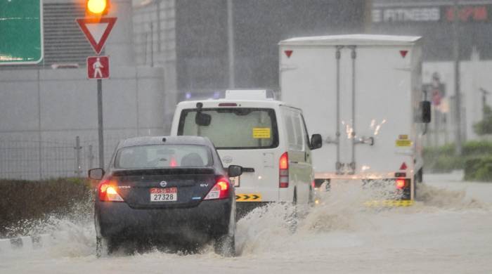 Hay importantes inundaciones en las carreteras de acceso alrededor de Dubái.