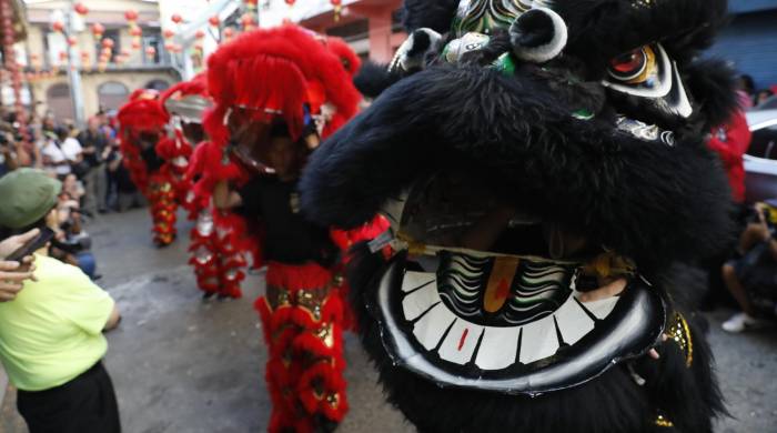 Celebración del año nuevo chino, año del dragón, en el Barrio Chino.