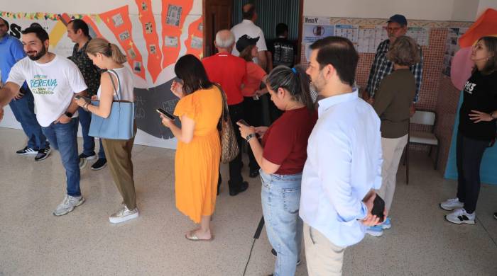Panameños ejerciendo su voto en el Colegio San Agustín.
