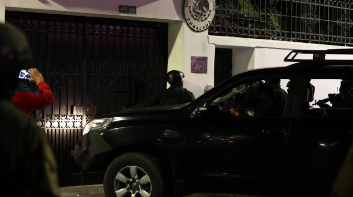Integrantes de un cuerpo élite de la Policía ecuatoriana irrumpen en la Embajada de México en Quito para detener al exvicepresidente Jorge Glas. EFE/ José Jácome