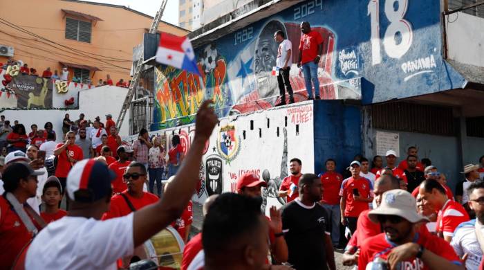 Panameños esperan el recorrido de Luis Tejada en las calles.