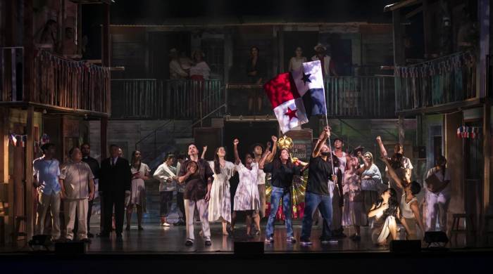 Elenco de ‘Maestra Vida’ el musical, durante un ensayo general.