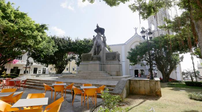 La estatua de Simón Bolívar frente al Palacio de Bolívar, sede de la Cancillería de Panamá.