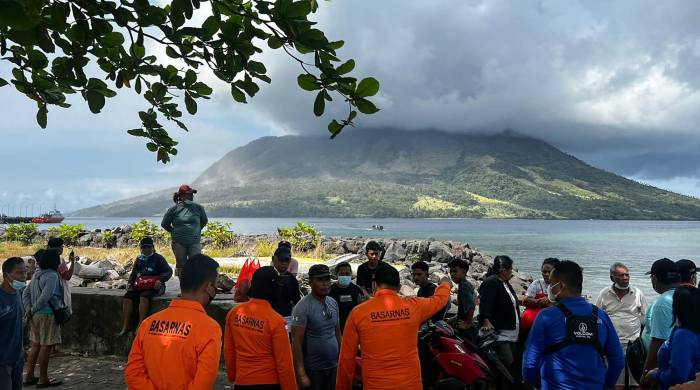 El volcán siguió en actividad este jueves y el aeropuerto internacional Sam Ratulangi, en la ciudad de Manado, a 100 km del lugar, tuvo que cerrar.