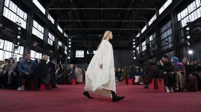 Una modelo camina por la pasarela de la colección Otoño/Invierno 2024 de Gabriela Hearst durante la Semana de la Moda de Nueva York, el 13 de febrero de 2024 en la ciudad de Nueva York.