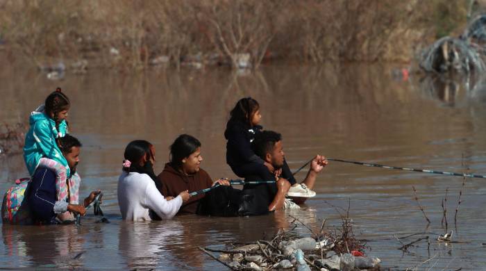 Más riesgos para migrantes en la frontera de México por el agua que EE.UU. cede al río Bravo