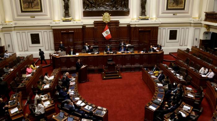 El primer ministro de Perú, Gustavo Adrianzen (izq.), se dirige al Congreso para buscar un voto de confianza para permanecer en el cargo.