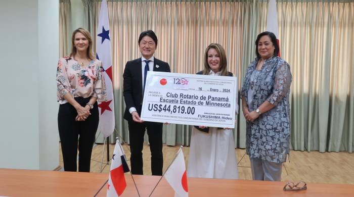 En la actividad se dio la firma del contrato de donación y entrega de los cheques al Club Rotario de Panamá.