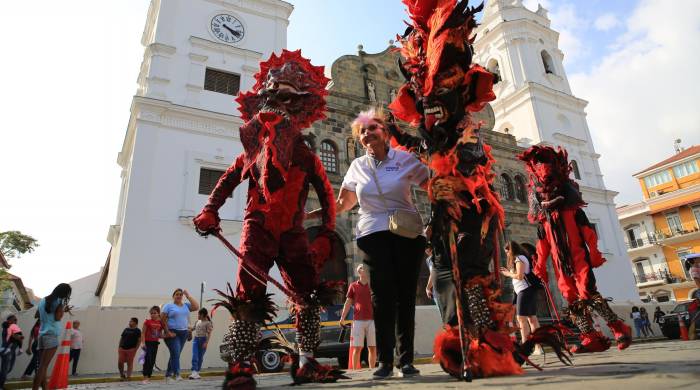 Nacionales y extranjeros posaron junto a los tradicionales diablos durante las actividades del carnaval realizadas en el Casco Antiguo.