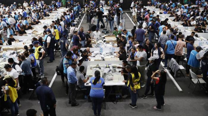 Conteo de votos en el centro de escrutinio ubicado en el Gimnasio Nacion al en San Salvador.