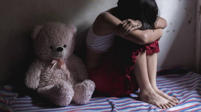 Expertos en temas de niñez y adolescencia rechazan iniciativa que promueve reducción de las penas por abuso sexual.
