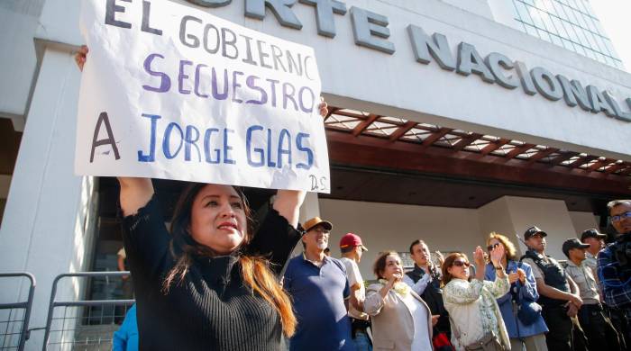 Simpatizantes del exvicepresidente Jorge Glas se manifiestan en los exteriores de la Corte Nacional de Justicia en Quito.