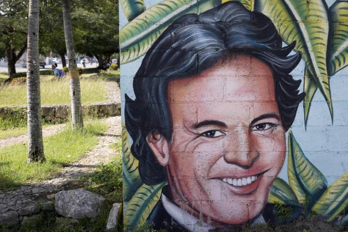 Fotografía que muestra un mural con el rostro del artista español Julio Iglesias este miércoles, en Punta Cana (República Dominicana).