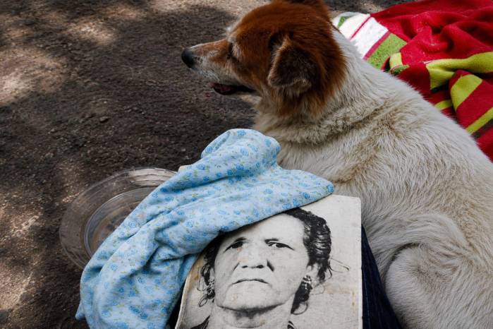 Entre los escombros, Laura encontró una foto de su abuela junto a la perrita que pertenecía a las tías, víctimas del terremoto.