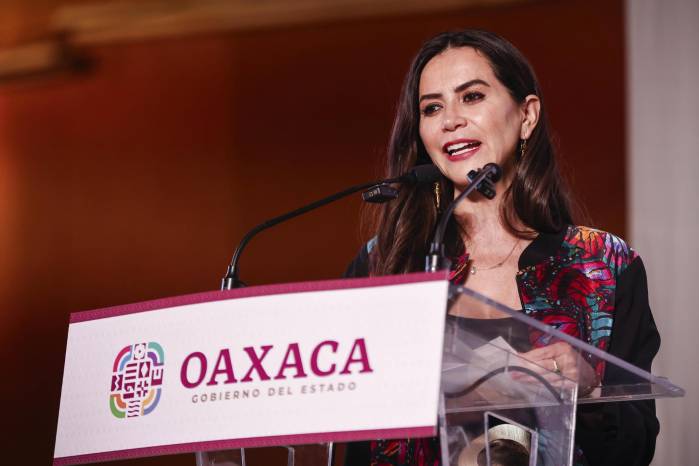 Fotografía cedida por Iberdrola México de su directora, Katya Somohano, hablando durante un evento este lunes, en Oaxaca.