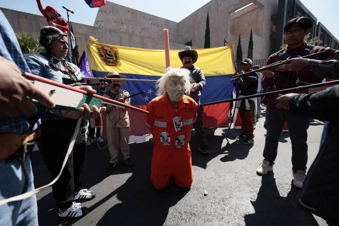 Manifestantes se concentraron junto al edificio de la nueva embajada de Estados Unidos en México para simular la detención del presidente, Donald Trump.