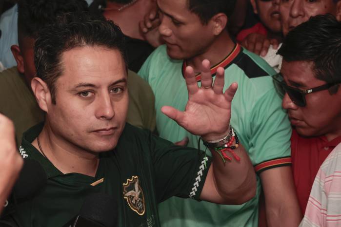 El candidato a la vicepresidencia de Bolivia por el Partido Demócrata Cristiano (PDC), Edman Lara, llega a votar este domingo, en la segunda vuelta electoral para escoger presidente y vicepresidente, en La paz (Bolivia).