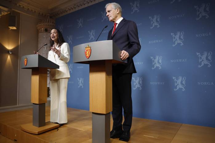 Machado, y el primer ministro de Noruega, Jonas Gahr Støre, participan en una conferencia de prensa el 11 de diciembre en las instalaciones de representación del gobierno noruego en Oslo.