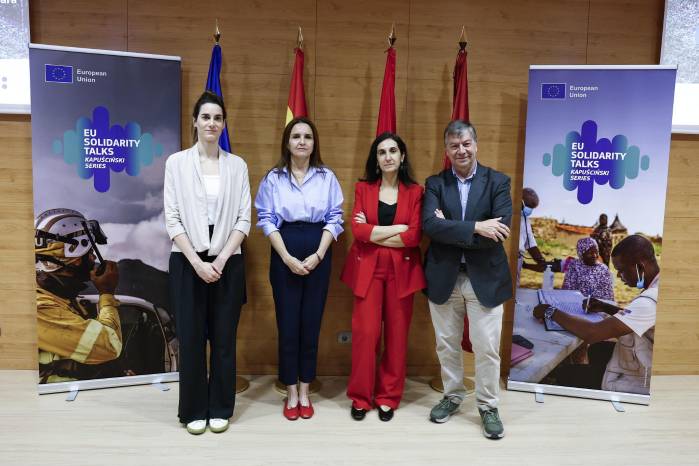 Cristina Izquierdo (i), coordinadora de Salud y Nutrición del Equipo de Emergencias de Acción contra el Hambre; Irama Ficht Muñoz (2i), asociada del programa de Ayuda Humanitaria de la UE, Miriam Burgués (2d), directora de EuroEFE de la Agencia EFE; y José Antonio Sanahuja Perales (d), catedrático de Relaciones Internacionales de la UCM y exasesor especial para América Latina y el Caribe del Alto Representante de la UE participan en el debate La solidaridad de la UE en acción: ¿Cómo coopera la Unión Europea con las comunidades de América Latina y el Caribe para prepararse para los desastres?, en el marco de las EU Solidarity Talks - Kapuściński Series, este miércoles en la Facultad de Ciencias Políticas y Sociología de la Universidad Complutense de Madrid.
