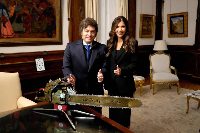 Fotografía cedida este lunes por la Presidencia de Argentina que muestra a la secretaria de Seguridad Nacional de Estados Unidos, Kristi Noem (d) junto al presidente de Argentina, Javier Milei, posando durante una reunión en Buenos Aires (Argentina).