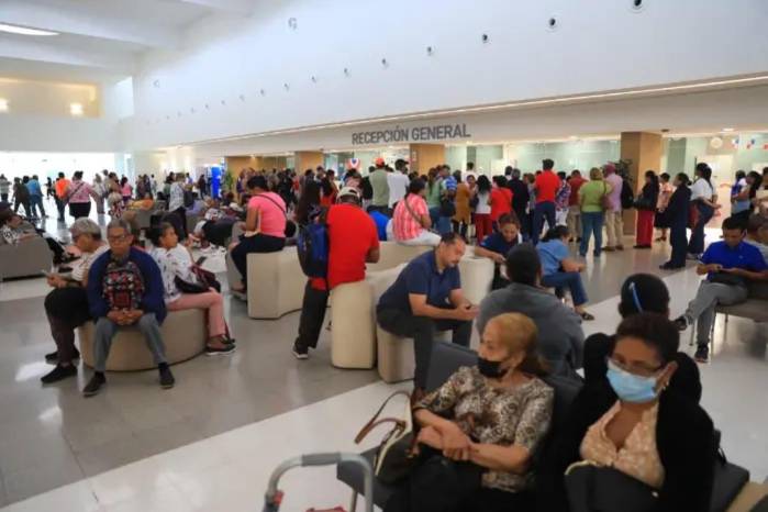 Desde muy temprano, la cantidad de personas superó ampliamente la capacidad del área destinada para ese trámite de la Caja de Seguro Social en la Ciudad de la Salud.