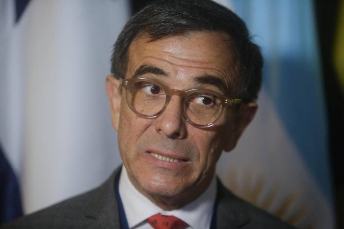 El exdirector de la Policía de Colombia el general (r) Jorge Vargas habla en la Conferencia Internacional de Drogas Sintéticas 2025 este miércoles, en Ciudad de Panamá.