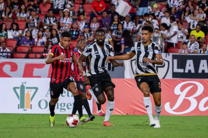 Instante del partido entre el Tauro y el Sporting San Miguelito.