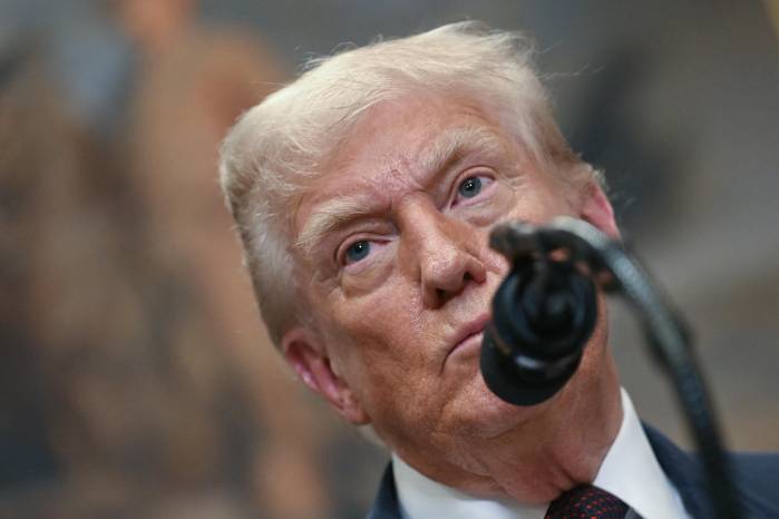 Donald Trump reaviva la guerra arancelaria global al imponer tarifas de hasta 41% a más de 40 países, incluyendo aliados estratégicos como Canadá y México.
