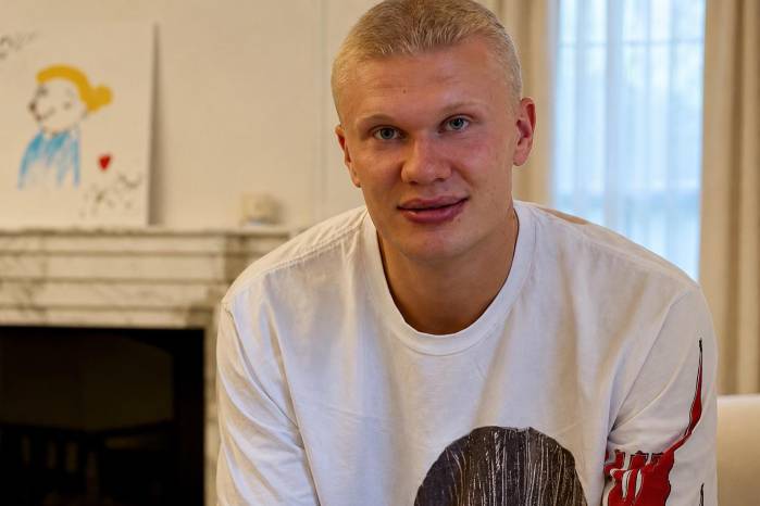 Erling Haaland dejó atrás la larga melena rubia que se convirtió en una de sus señas de identidad dentro y fuera del campo.
