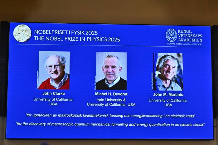 Los ganadores del Premio Nobel de Física 2025, John Clarke, Michel H. Devoret y John M. Martinis