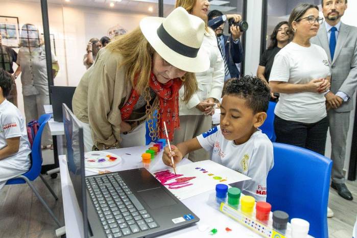 La Infanta Elena de Borbón y Grecia en calidad de Proyectos de la Fundación MAPFRE visitó a los niños que asisten al Parque Infantil de Educación Vial y a la Escuela Sociodeportiva de la Fundación Real Madrid.