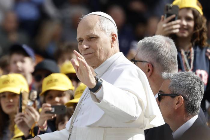 A su llegada al principado, el papa ha sido recibido con honores por el príncipe Alberto II de Mónaco y por la princesa Charlène.