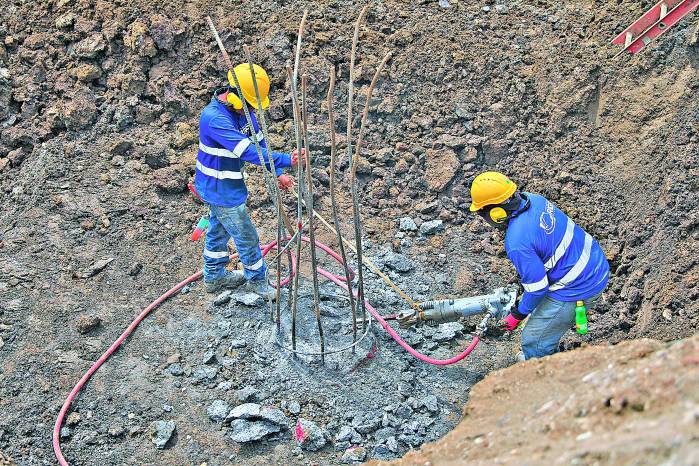 Actualmente el equipo de construcción realiza el descabezado de los pilotes.