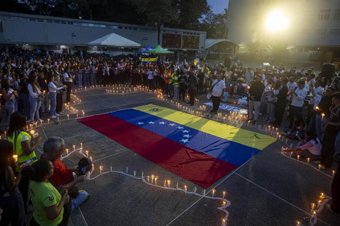 Un grupo de personas participa en una vigilia en honor las victimas de los terremotos este domingo, en Caracas (Venezuela).