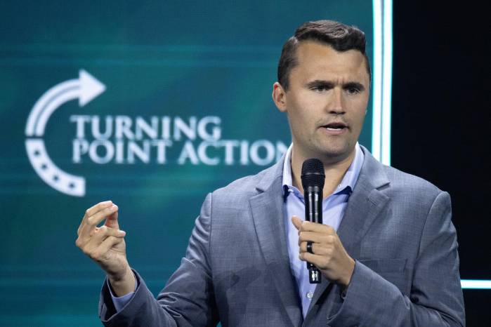 Fotografía de archivo del 26 de julio de 2024 del comentarista y activista conservador Charlie Kirk durante un evento en West Palm Beach