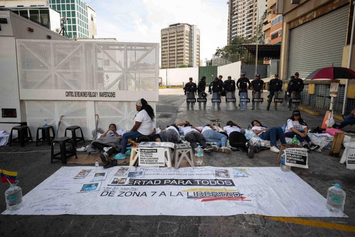 Personas se manifiestan con cadenas para protestar por el incumplimiento de la promesa hecha por el presidente del Parlamento, Jorge Rodríguez, sobre la liberación de todos los detenidos en Caracas.