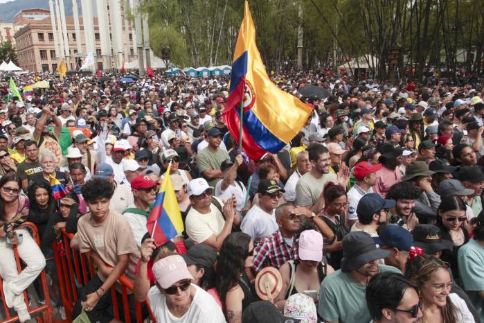 Personas escuchan el discurso del presidente de Colombia, Gustavo Petro, durante la conmemoración del Día Internacional del Trabajo este viernes, en Medellín (Colombia).