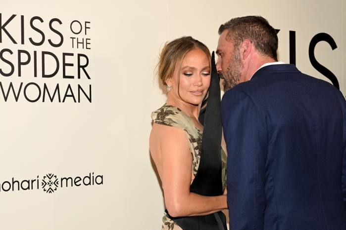 Jennifer Lopez y Ben Affleck asisten a la proyección en Nueva York de “Kiss Of The Spider Woman” el 6 de octubre de 2025 en la ciudad de Nueva York.