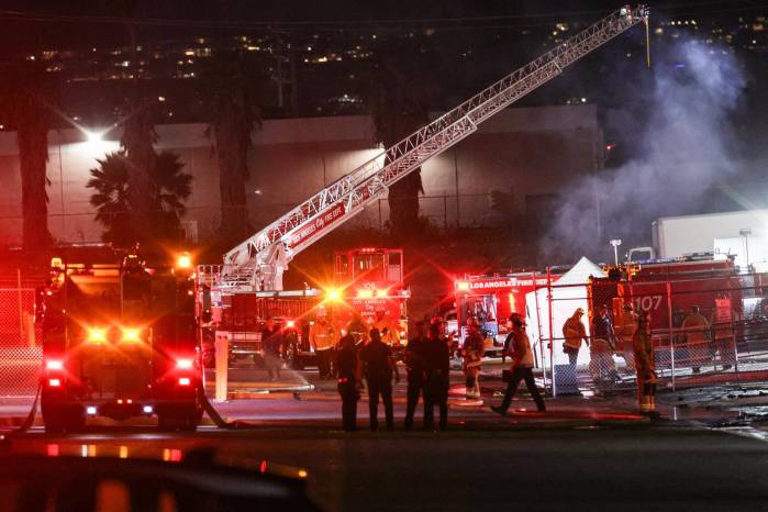 La aeronave cayó alrededor de las 7:00 p. m. entre dos edificios comerciales, en la cuadra 9100 de Mason Avenue.