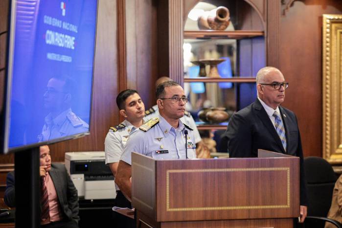 El director general del Servicio Nacional Aeronaval, Luis De Gracia, y el viceministro de Seguridad, Luis Felipe Icaza.