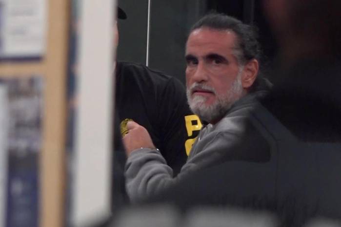 Fotografía que muestra al empresario colombiano Alex Saab escoltado por agentes de la DEA a su llegada al aeropuerto de Opa-locka, en el condado de Miami-Dade (EE.UU.).