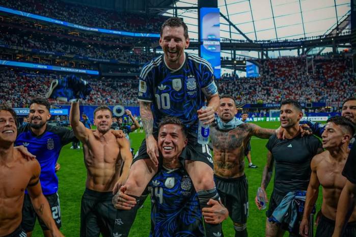 Lionel Messi es cargado en hombros por Enzo Fernández durante los festejos de la Selección Argentina junto a Nicolás Otamendi, Cristian Romero, Giuliano Simeone y otros miembros del equipo.