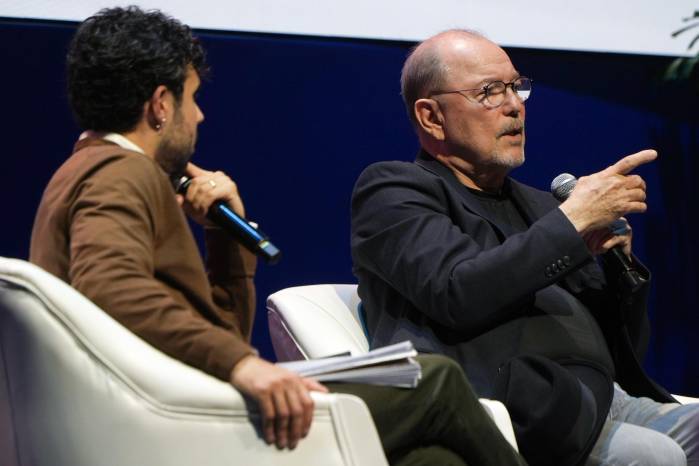 Rubén Blades participando de un panel posterior del festival Centroamérica Cuenta.