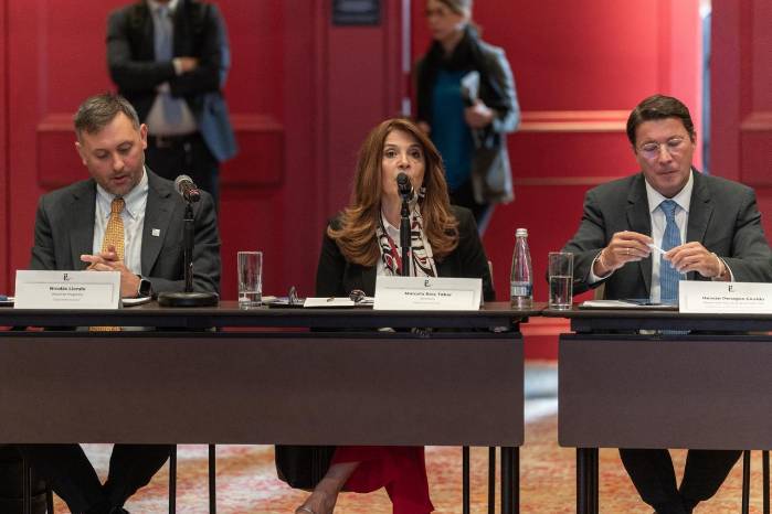 Marcela Ríos Tobar, directora regional para América Latina y el Caribe de IDEA Internacional (c) durante la reunión celebrada en ciudad de Bogotá, Colombia .