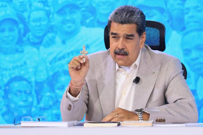 ‘Nuestros mares, cielos y tierras los defendemos, liberamos y patrullamos nosotros’, dijo Maduro.