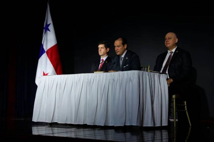 El ministro de Relaciones Exteriores, Javier Martínez-Acha Vásquez (c) durante la conferencia de prensa sobre el Foro Económico Internacional del CAF, le acompañan Carlos Guevara Mann, viceministro de Asuntos Multilaterales y Cooperación (i) y Carlos Hoyos B., viceministro de Relaciones Exteriores (d).