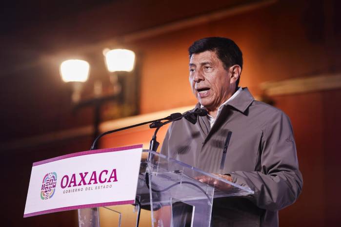 Fotografía cedida por Iberdrola México del gobernador de Oaxaca, Salomón Jara Cruz, hablando durante un evento este lunes, en Oaxaca (México).