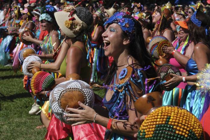 Varias personas se tomaron las calles de las principales ciudades de Brasil para celebrar el Carnaval.