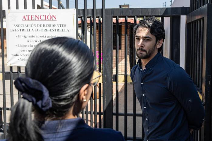El hijo del opositor Juan Pablo Guanipa, Ramón Guanipa, habla con la prensa este martes, en Maracaibo (Venezuela).