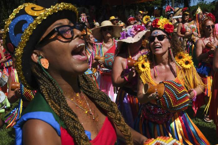 Personas participan en el desfile de la comparsa callejera Terreirada este sábado, en Río de Janeiro (Brasil).